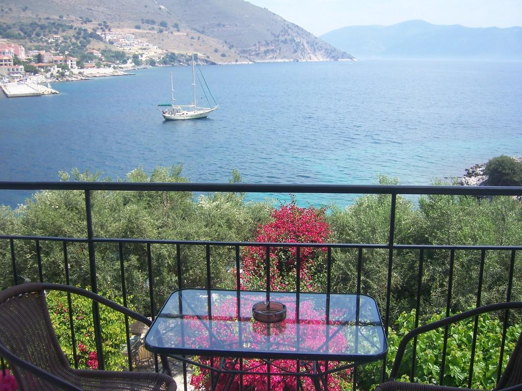 Ballas Apartments Agia Efimia Rum bild