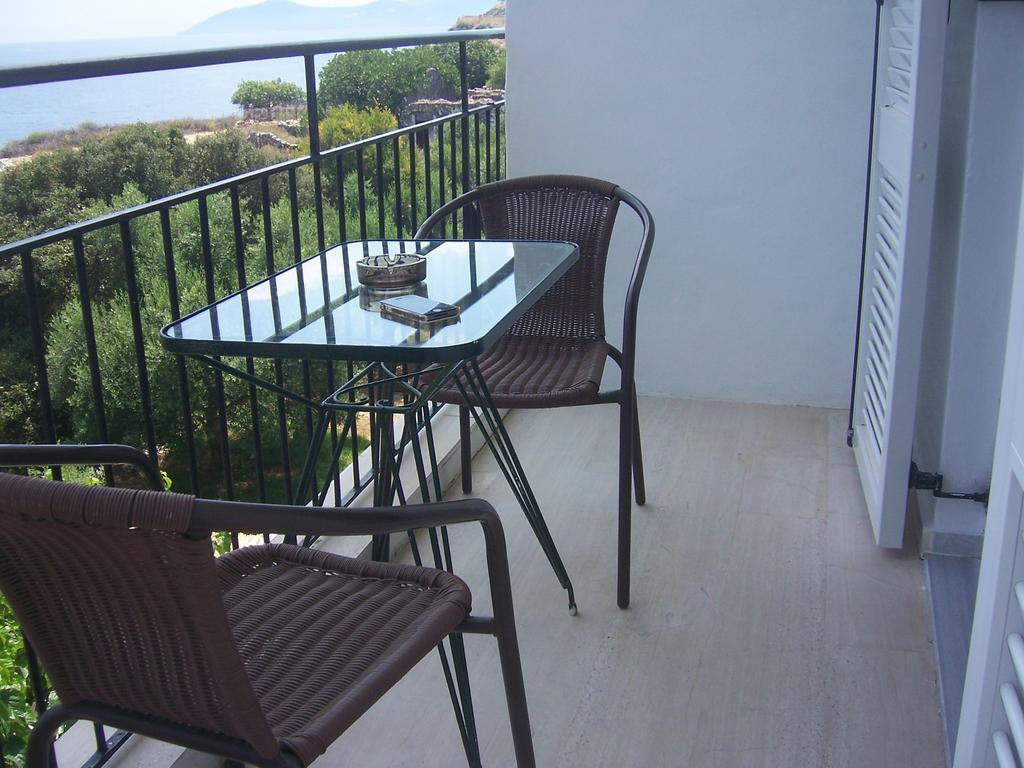 Ballas Apartments Agia Efimia Rum bild